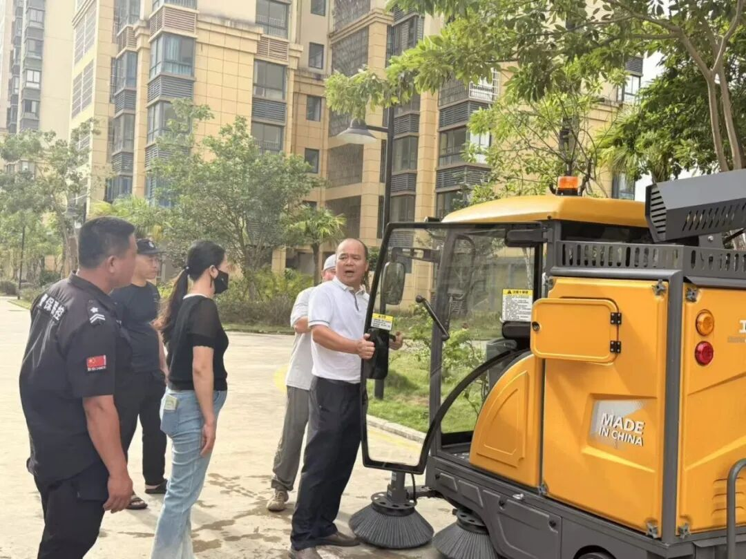 “新同事”來(lái)了！智能掃地車(chē)正式“入職”南新